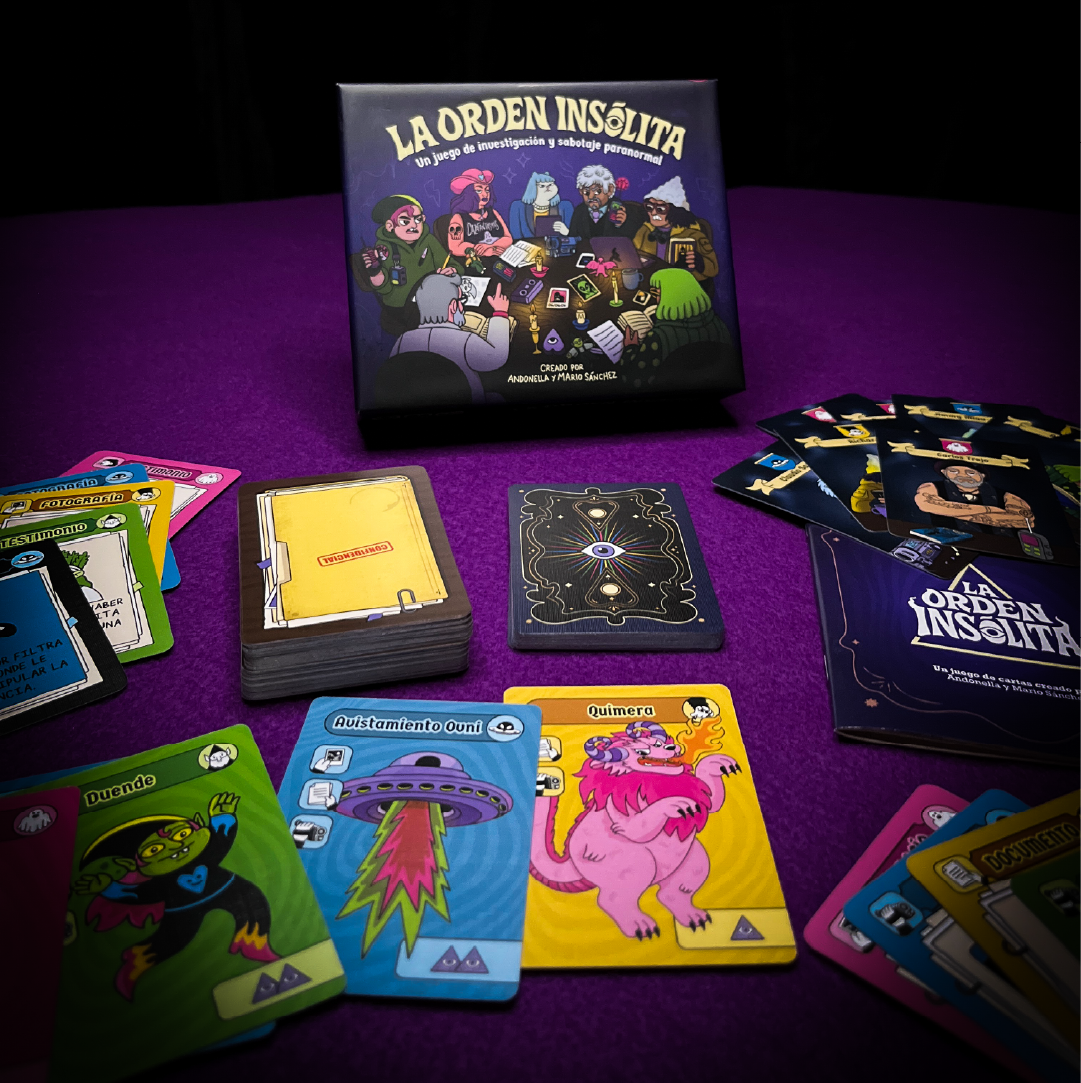 Cartas de La Orden Insólita sobre la mesa