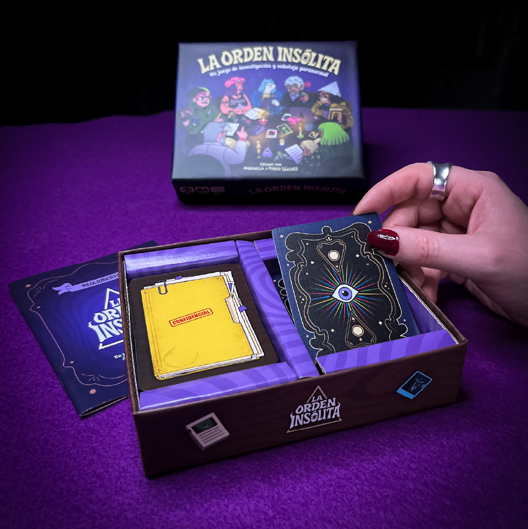 Caja abierta con los mazos de cartas